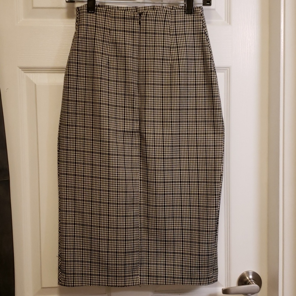 Contrasting checked skirt - Picture 3 of 4